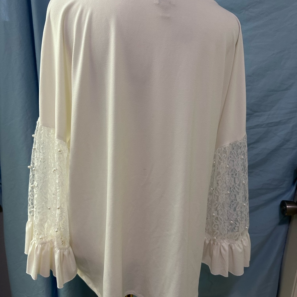 CUPIO White Stretchy Blouse Long Lace Ruffle Sleeves and attached Pearls Size XL - Picture 4 of 5